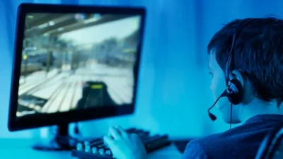 Парень играет на компьютере